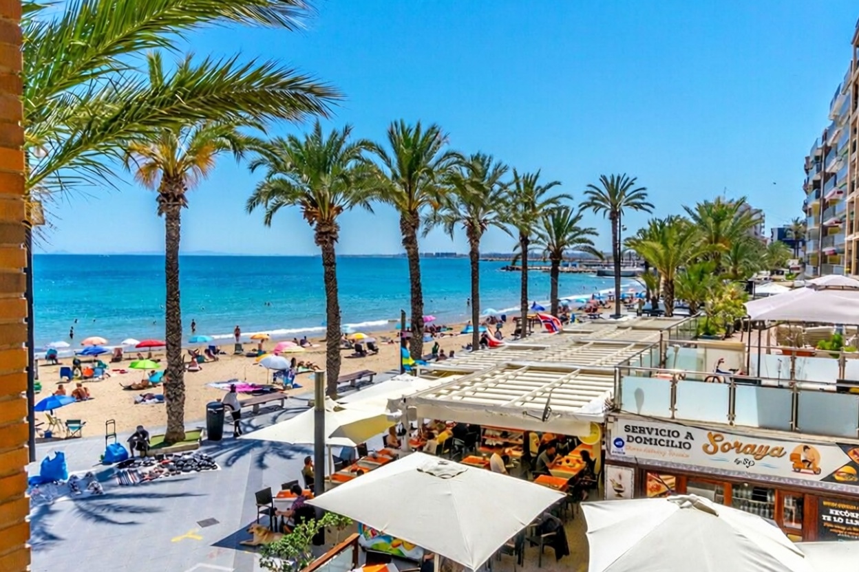 Beachfront flat in Torrevieja — Sea view