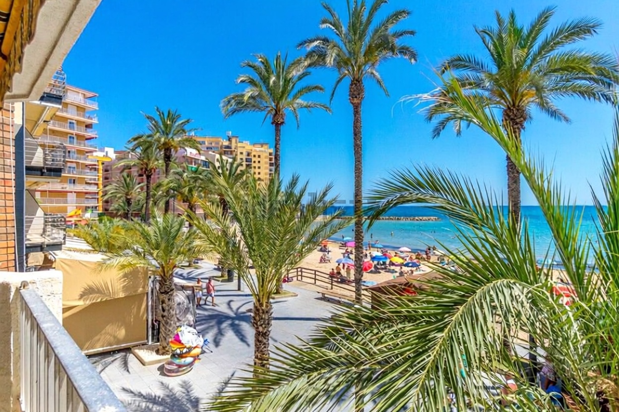 Beachfront flat in Torrevieja — Living room