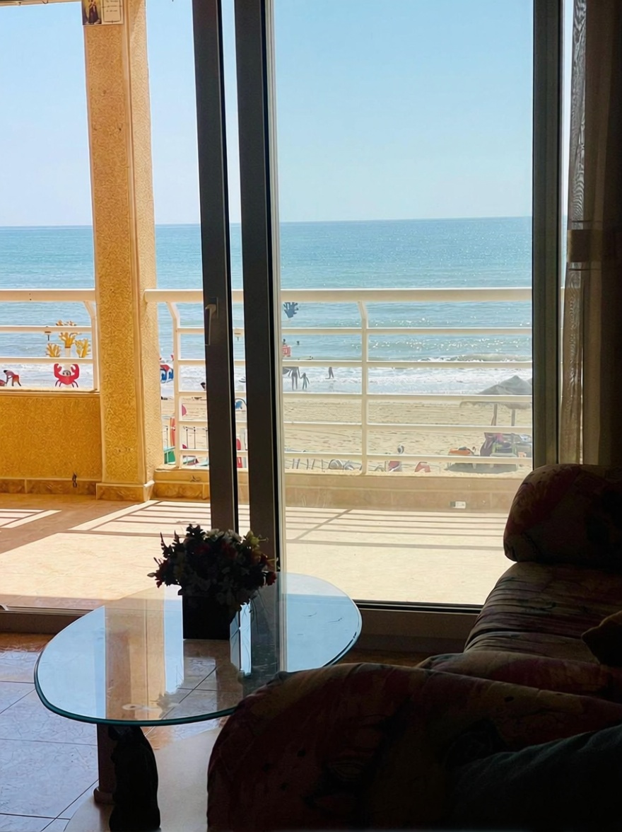 Piso en primera línea de playa en Torrevieja — Salón
