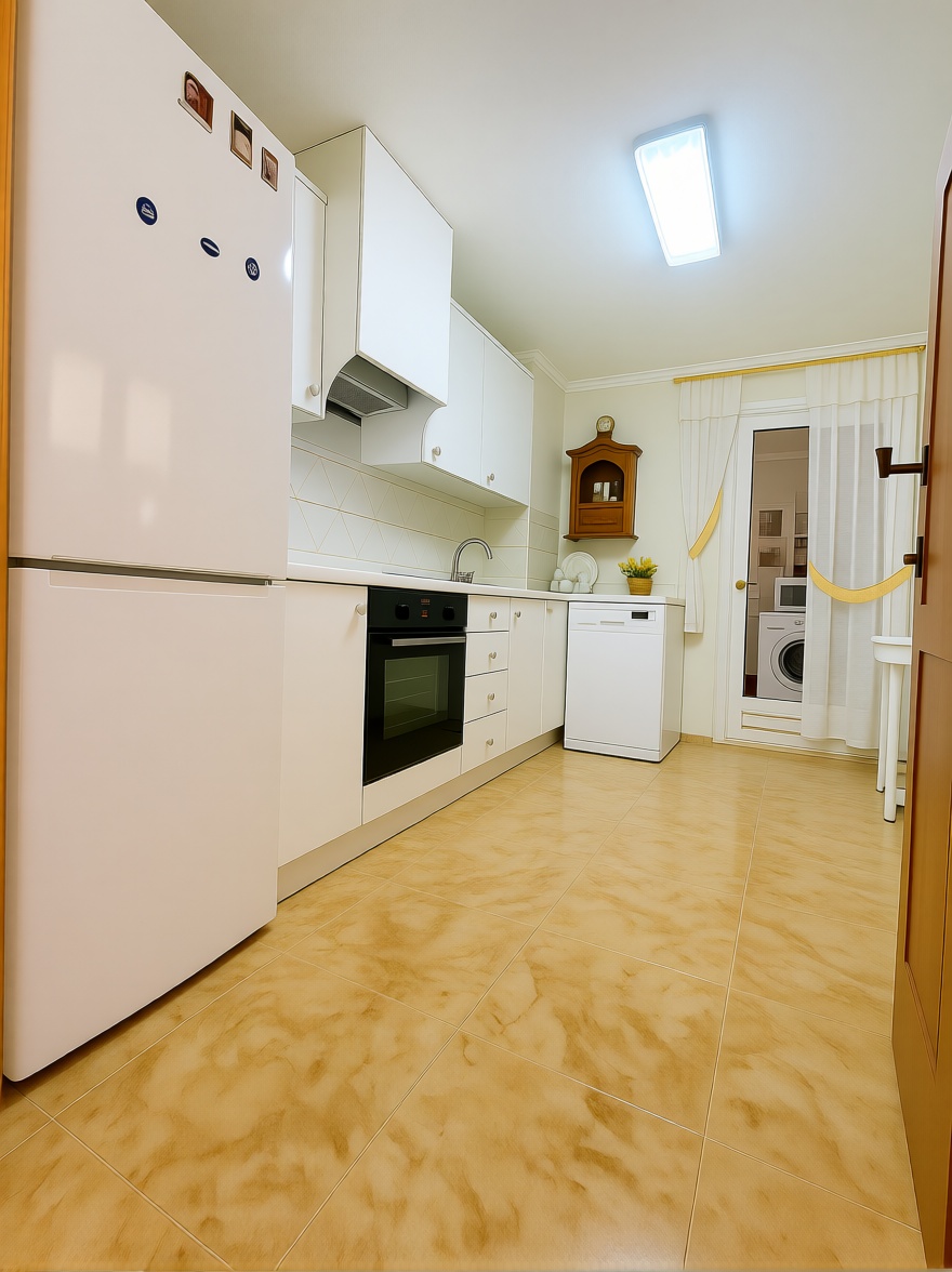 Piso en primera línea de playa en Torrevieja — Cocina