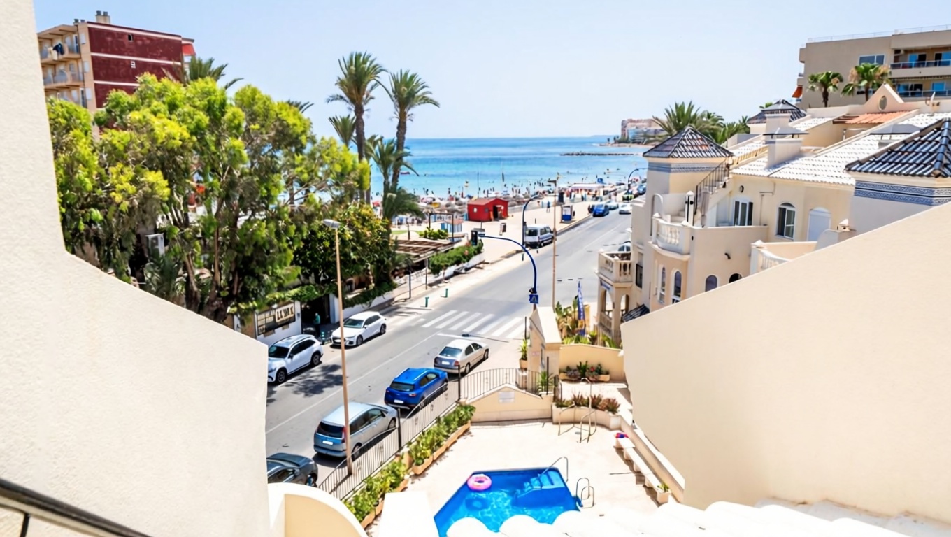 Piso en primera línea de playa en Torrevieja — Vista mar