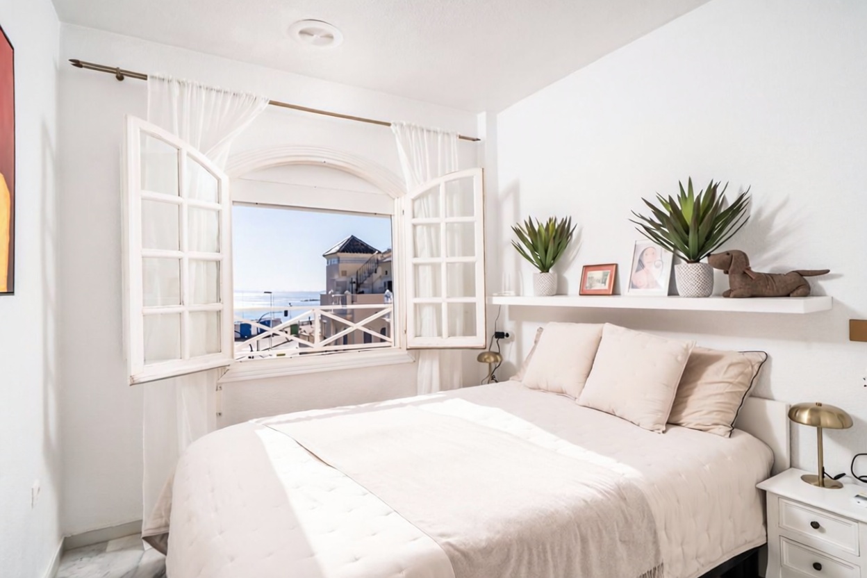 Piso en primera línea de playa en Torrevieja — Dormitorio