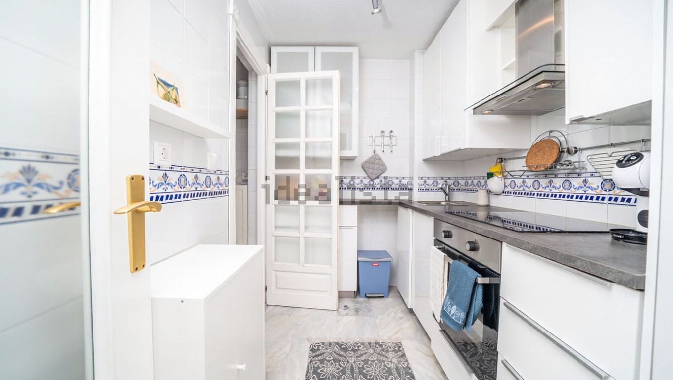 Piso en primera línea de playa en Torrevieja — Cocina