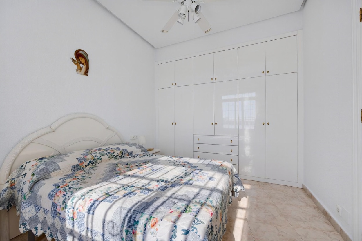 Piso en primera línea de playa en Torrevieja — Dormitorio