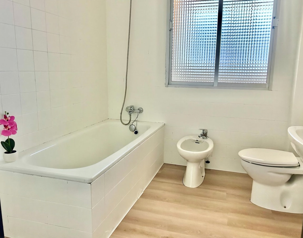 Piso en primera línea de playa en Torrevieja — Baño