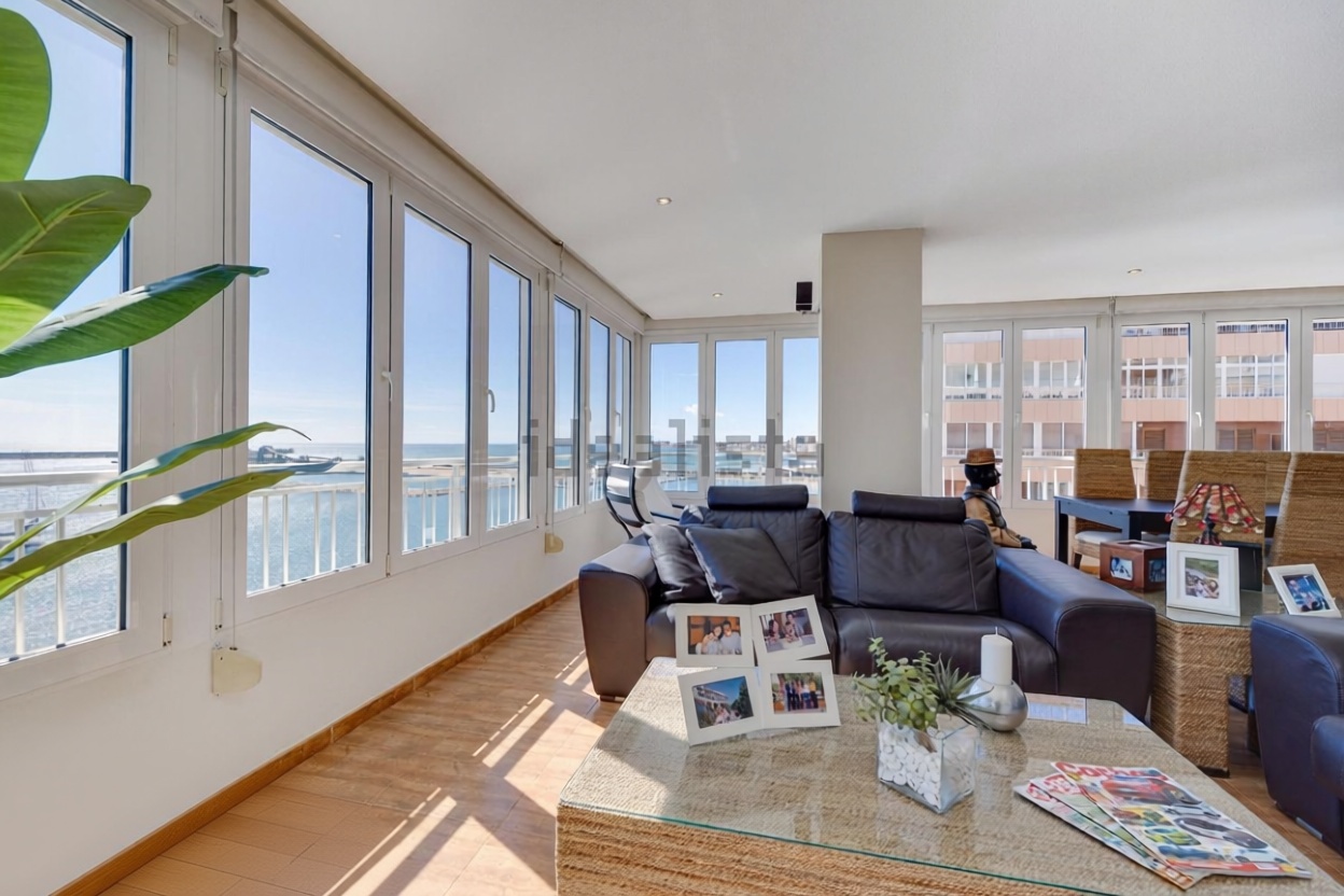 Piso en primera línea de playa en Torrevieja — Dormitorio