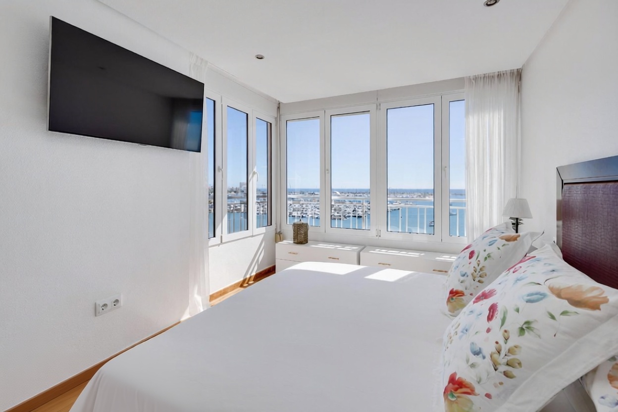 Piso en primera línea de playa en Torrevieja — Dormitorio