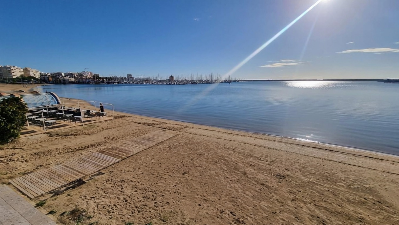 Piso en primera línea de playa en Torrevieja — Vista mar