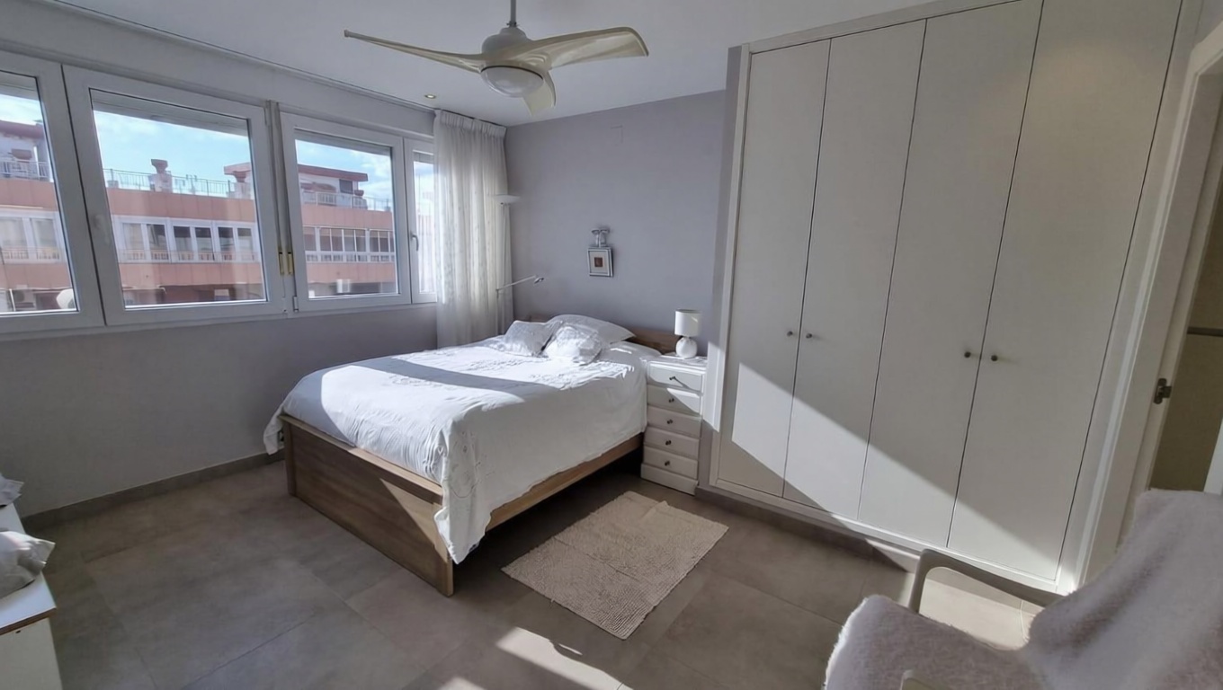 Piso en primera línea de playa en Torrevieja — Dormitorio