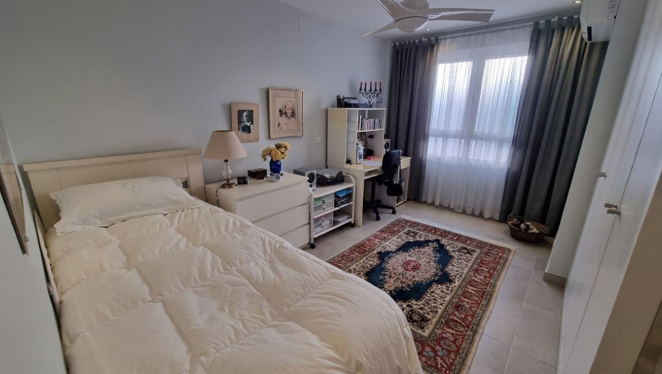 Piso en primera línea de playa en Torrevieja — Dormitorio
