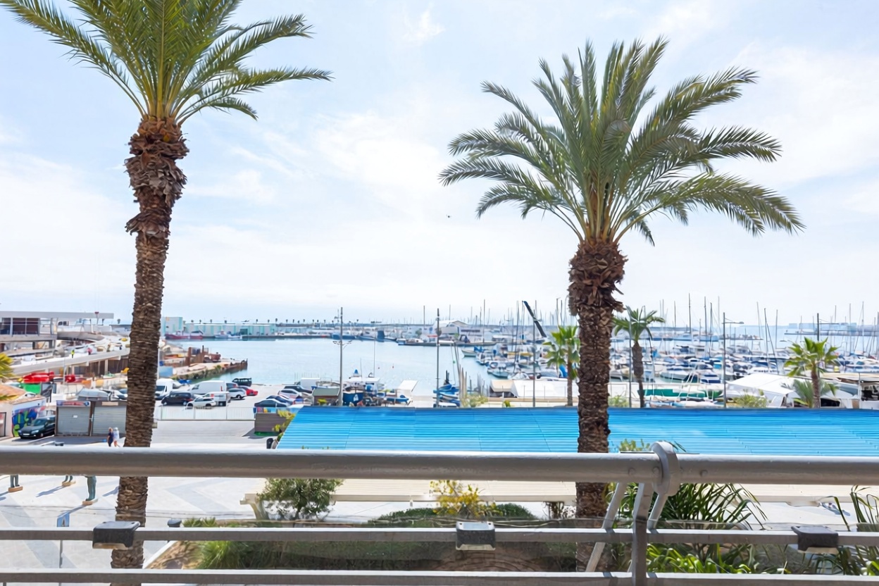 Piso en primera línea de playa en Torrevieja — Vista mar