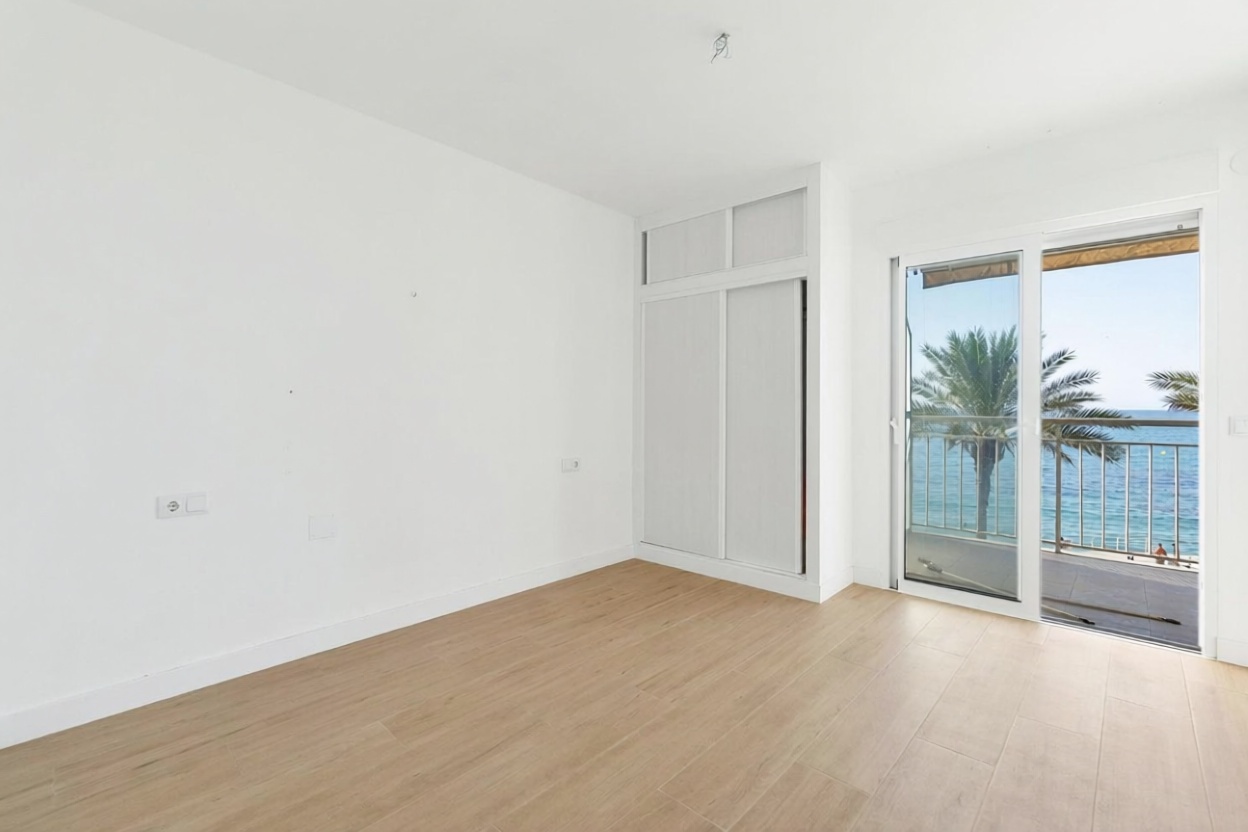 Piso en primera línea de playa en Torrevieja — Dormitorio
