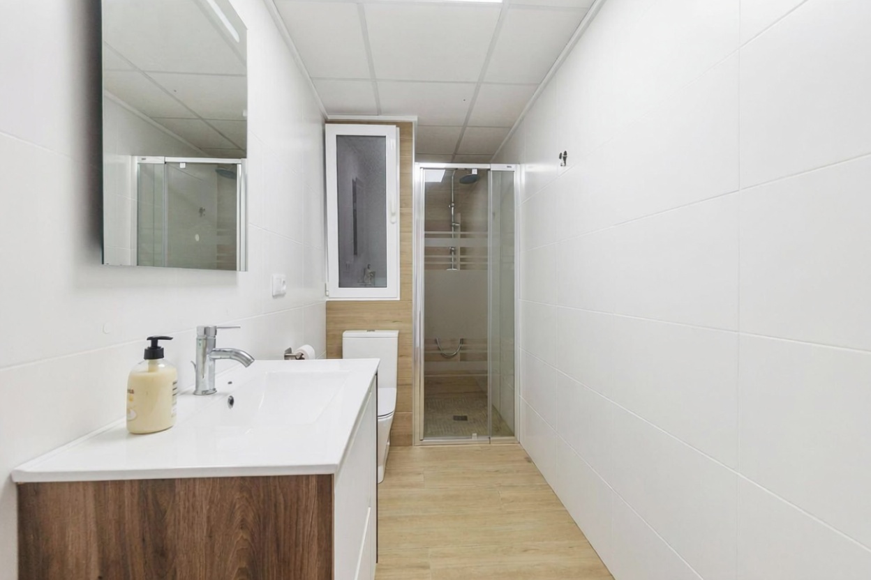 Piso en primera línea de playa en Torrevieja — Baño