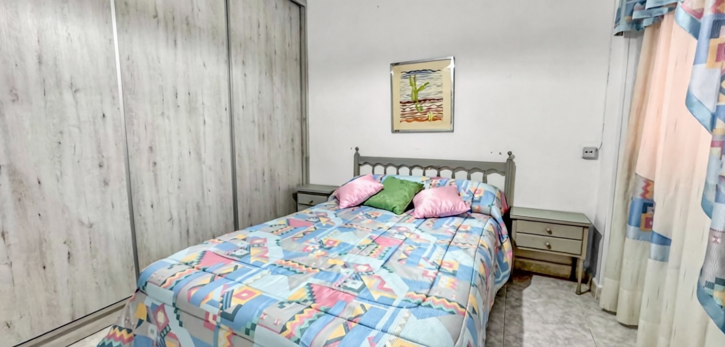 Piso en primera línea de playa en Torrevieja — Dormitorio