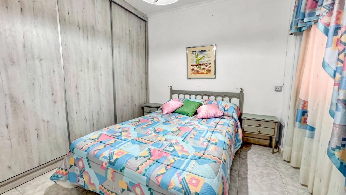 Piso en primera línea de playa en Torrevieja — Dormitorio