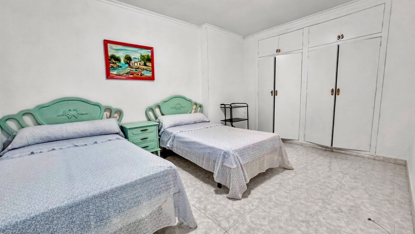Piso en primera línea de playa en Torrevieja — Dormitorio