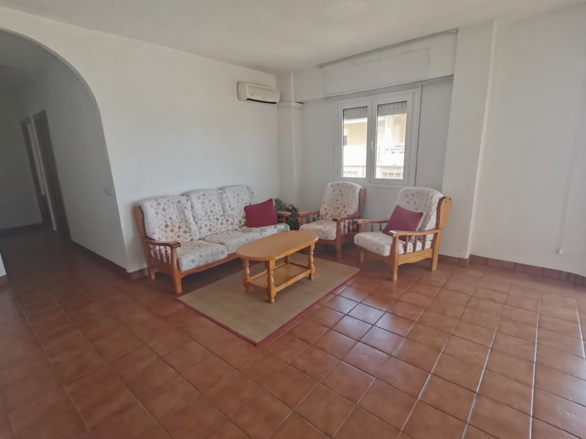 Ático en primera línea de mar en Torrevieja — Salón