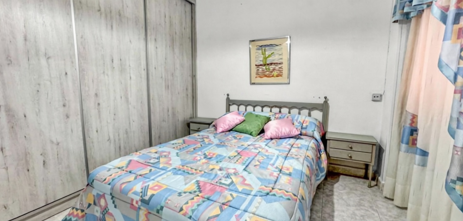 Piso en primera línea de playa en Torrevieja — Dormitorio