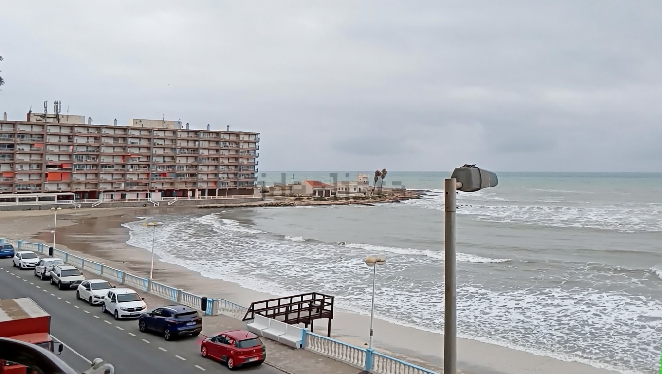 Piso en primera línea de playa en Torrevieja — Vista mar