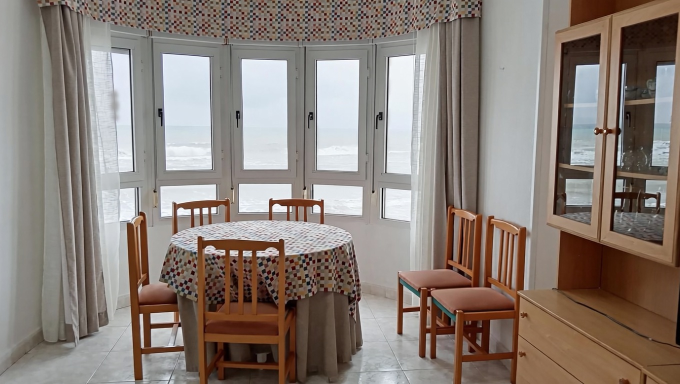 Piso en primera línea de playa en Torrevieja — Comedor