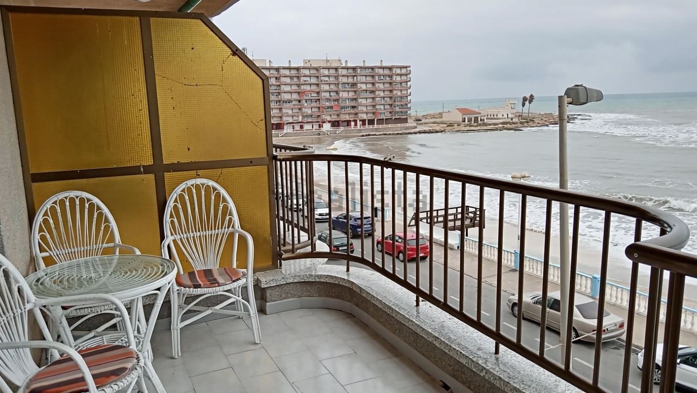 Piso en primera línea de playa en Torrevieja — Terraza mar