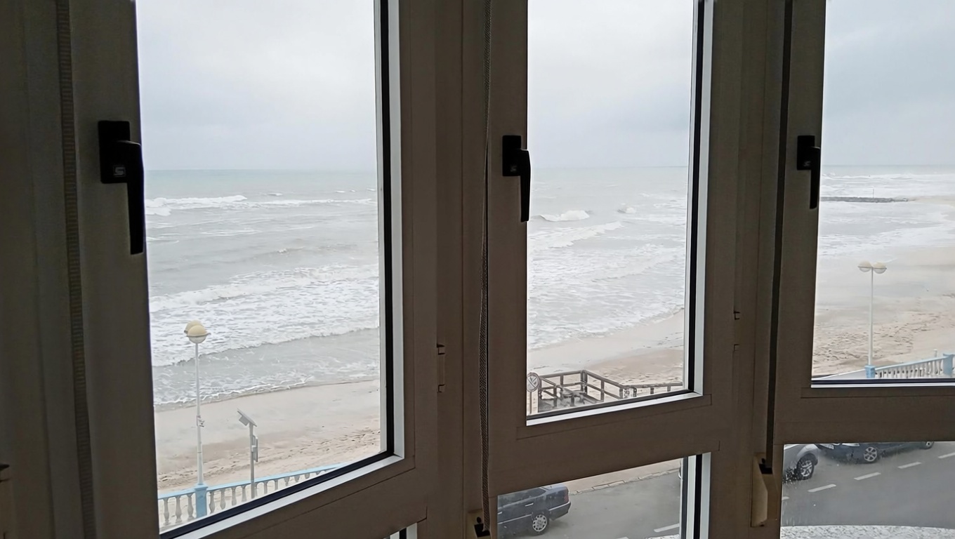 Piso en primera línea de playa en Torrevieja — Vista mar