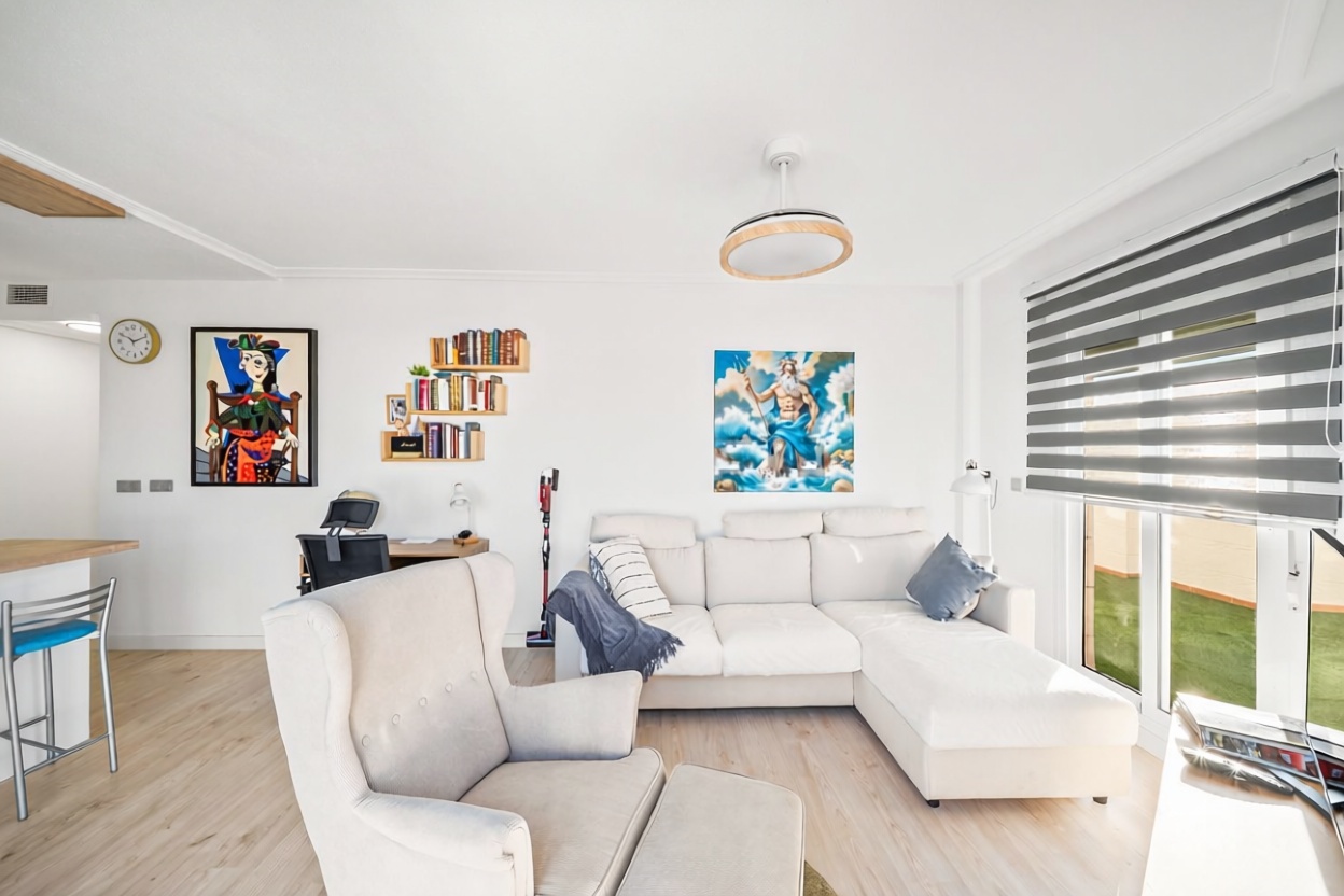 Apartamento em primeira linha de praia em Torrevieja — Sala