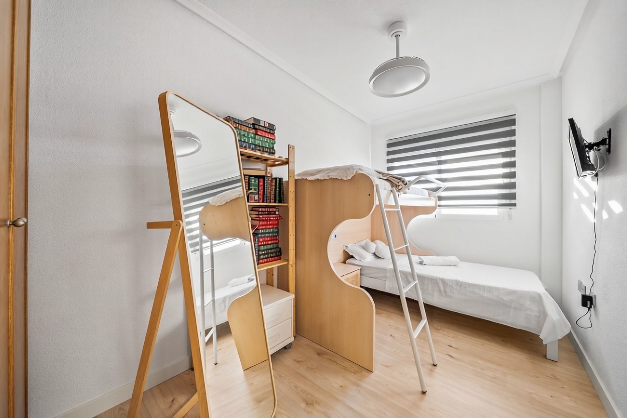 Apartamento em primeira linha de praia em Torrevieja — Quarto