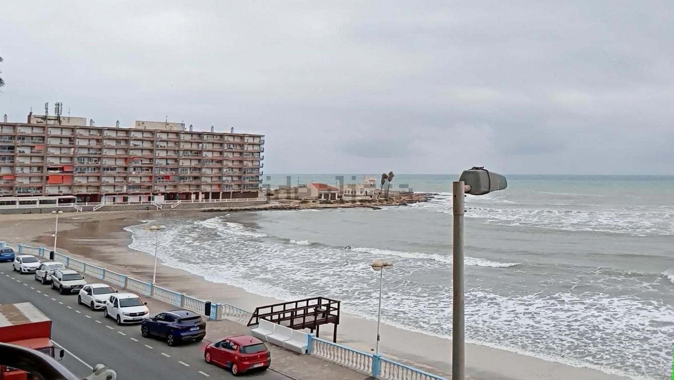 Piso en primera línea de playa en Torrevieja — Vista mar