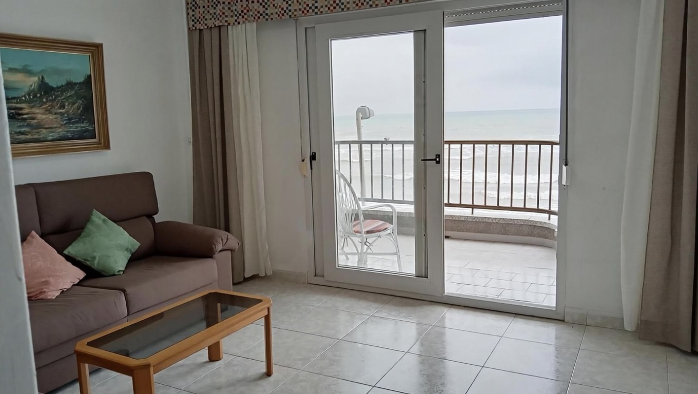 Piso en primera línea de playa en Torrevieja — Salón