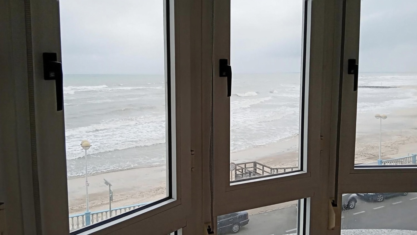 Piso en primera línea de playa en Torrevieja — Cocina