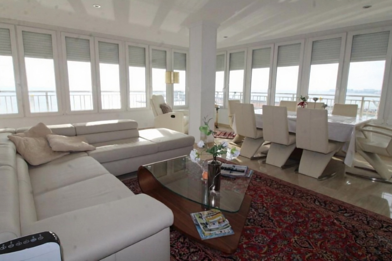 Apartamento em primeira linha de praia em Torrevieja — Sala