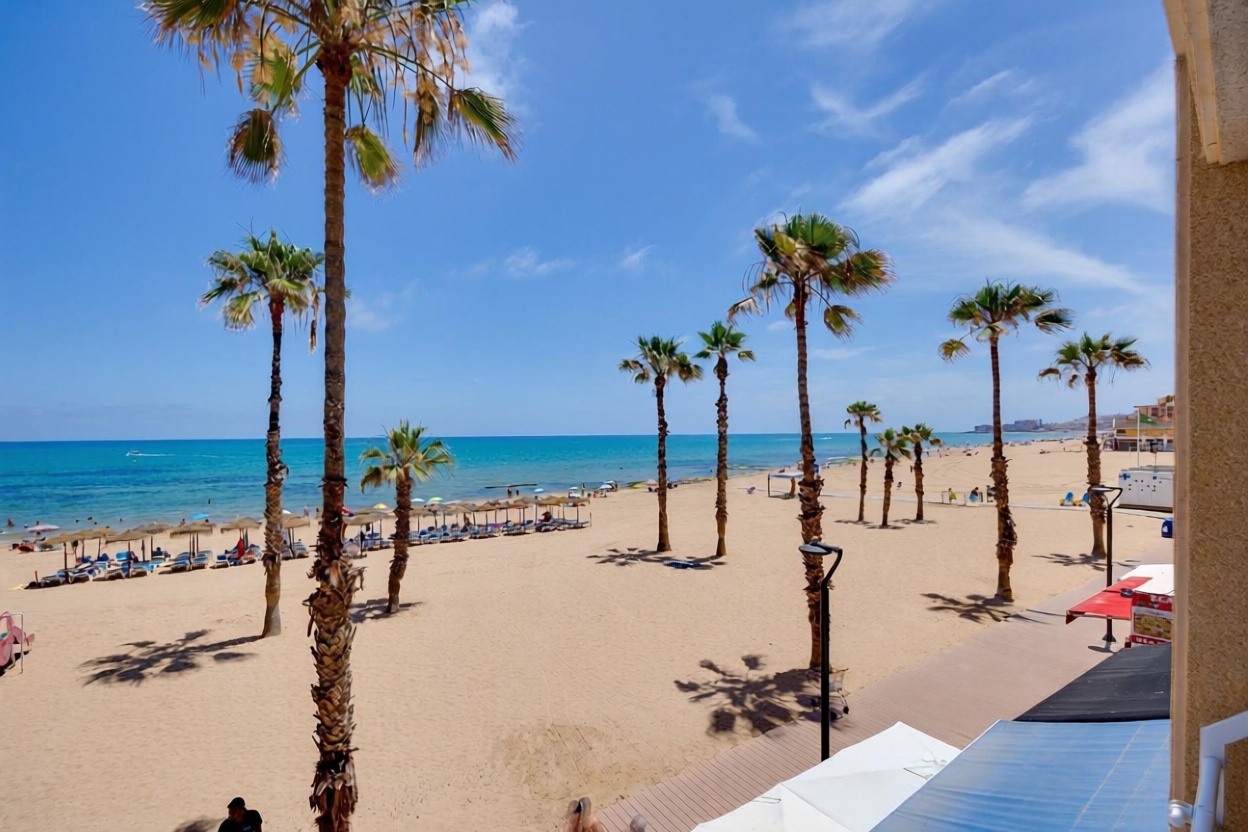 Beachfront flat in Torrevieja — Sea view