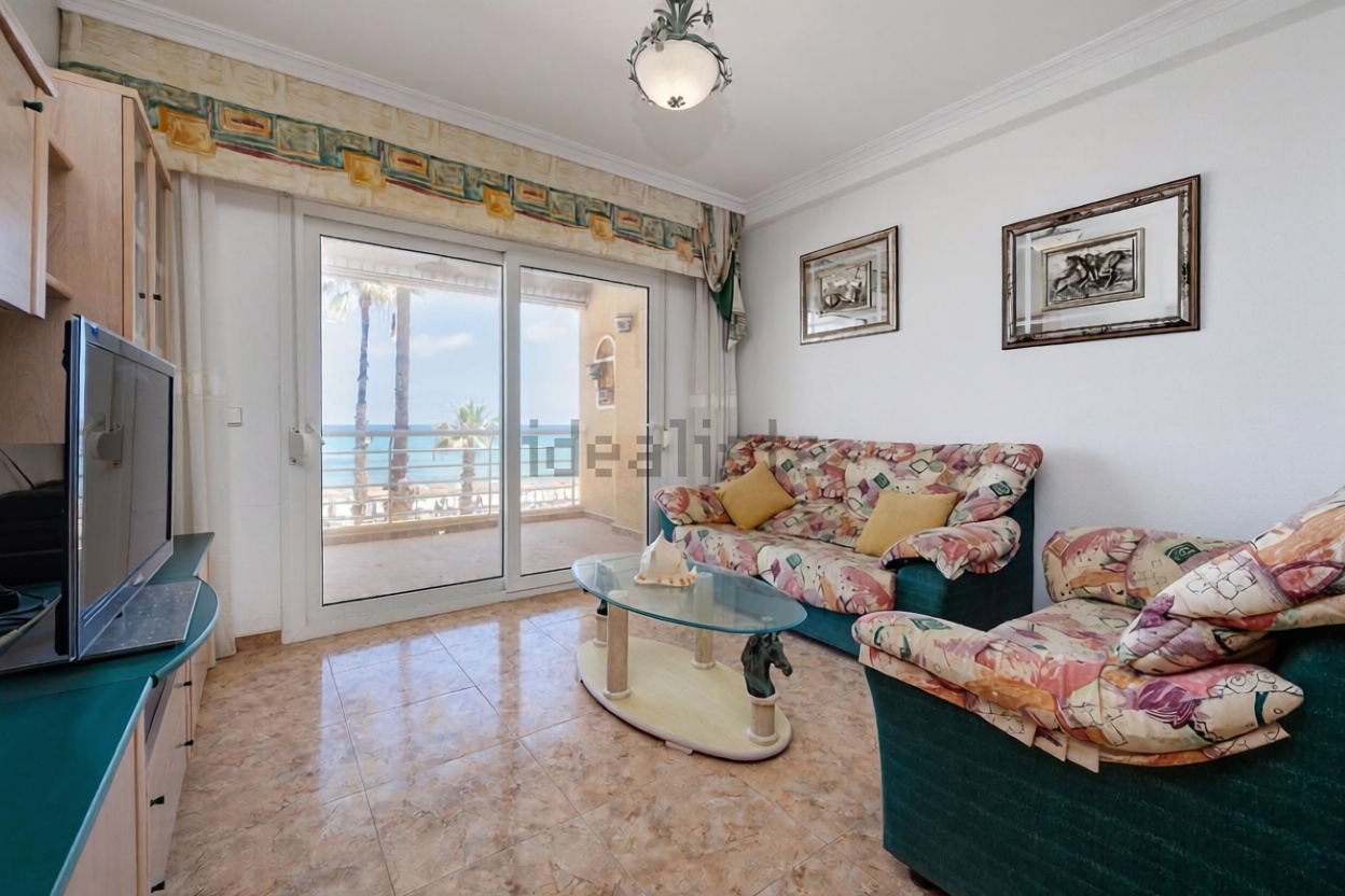Beachfront flat in Torrevieja — Living room