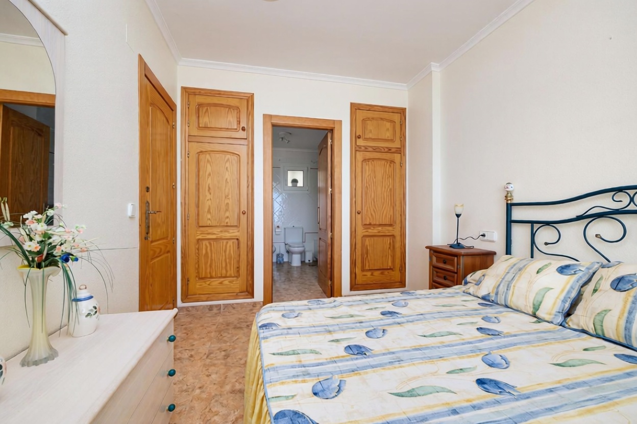 Beachfront flat in Torrevieja — Bedroom