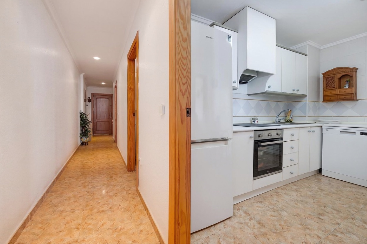 Beachfront flat in Torrevieja — Kitchen