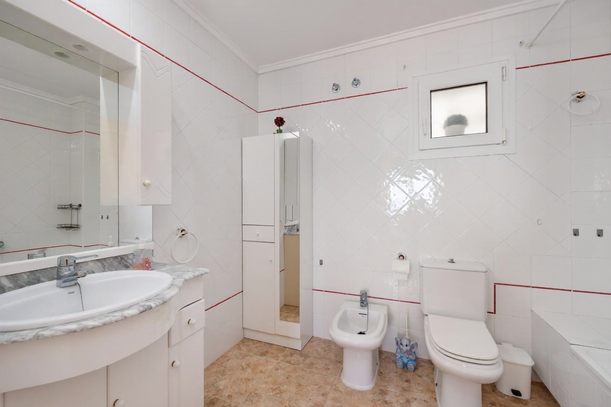 Beachfront flat in Torrevieja — Bathroom