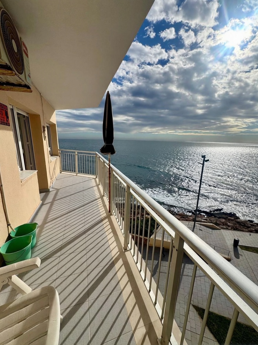 Beachfront flat in Torrevieja — Sea terrace