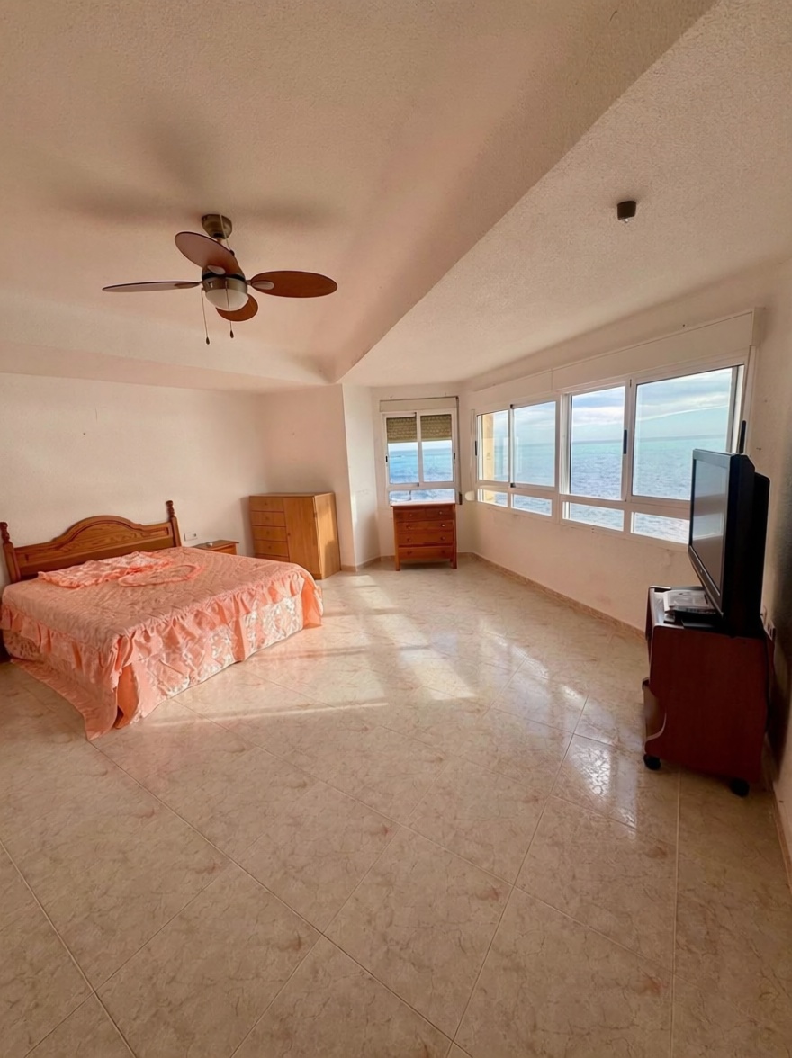 Beachfront flat in Torrevieja — Bedroom