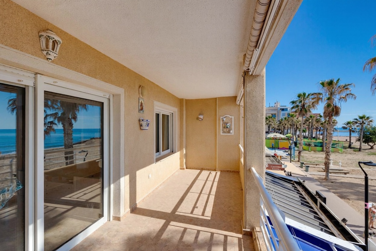 Beachfront flat in Torrevieja — Sea terrace