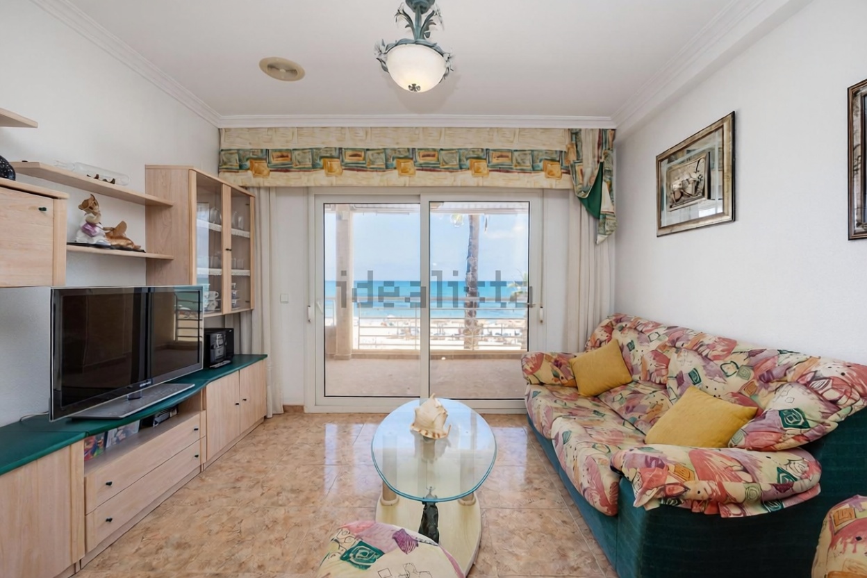 Beachfront flat in Torrevieja — Living room