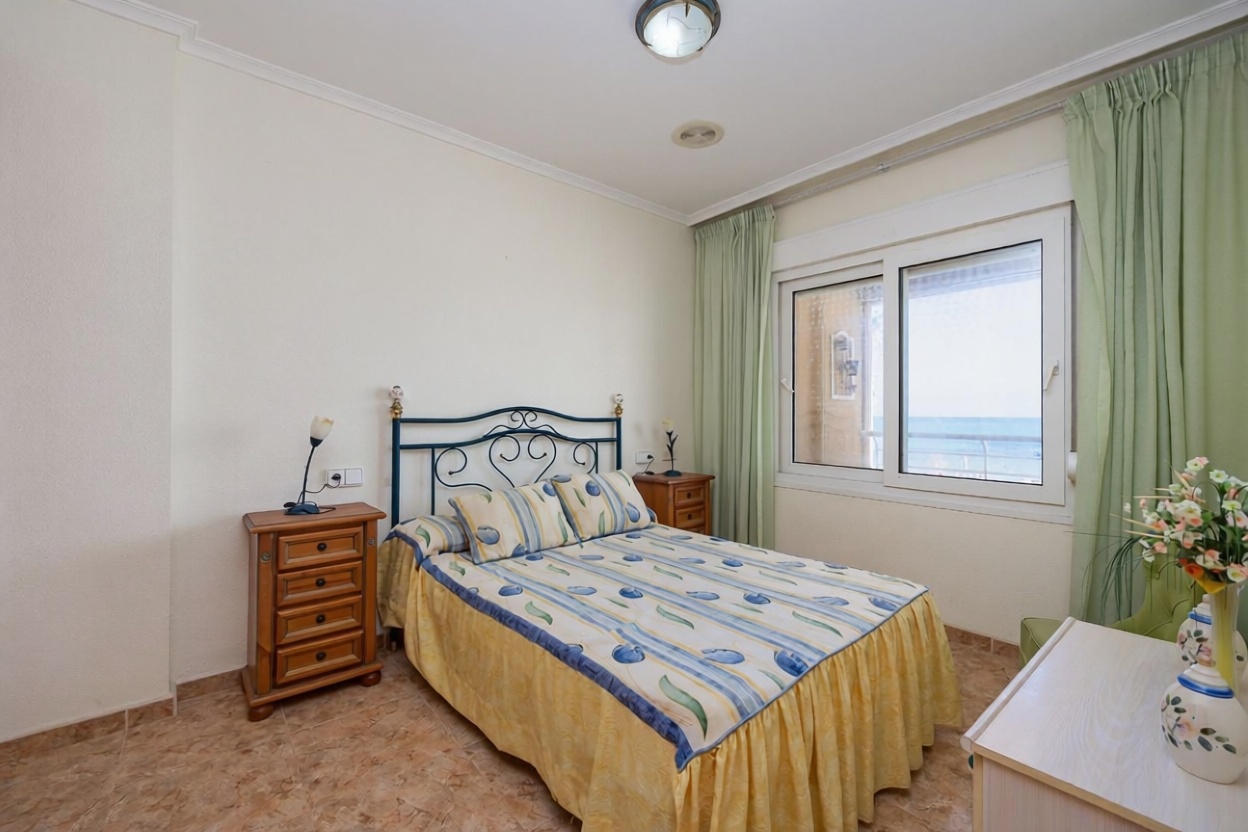 Beachfront flat in Torrevieja — Bedroom