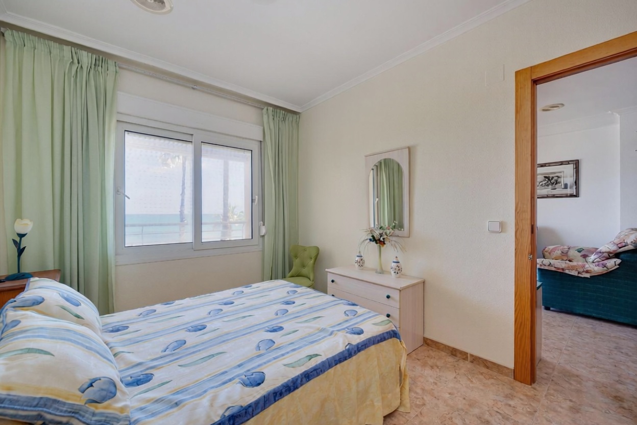 Beachfront flat in Torrevieja — Bedroom