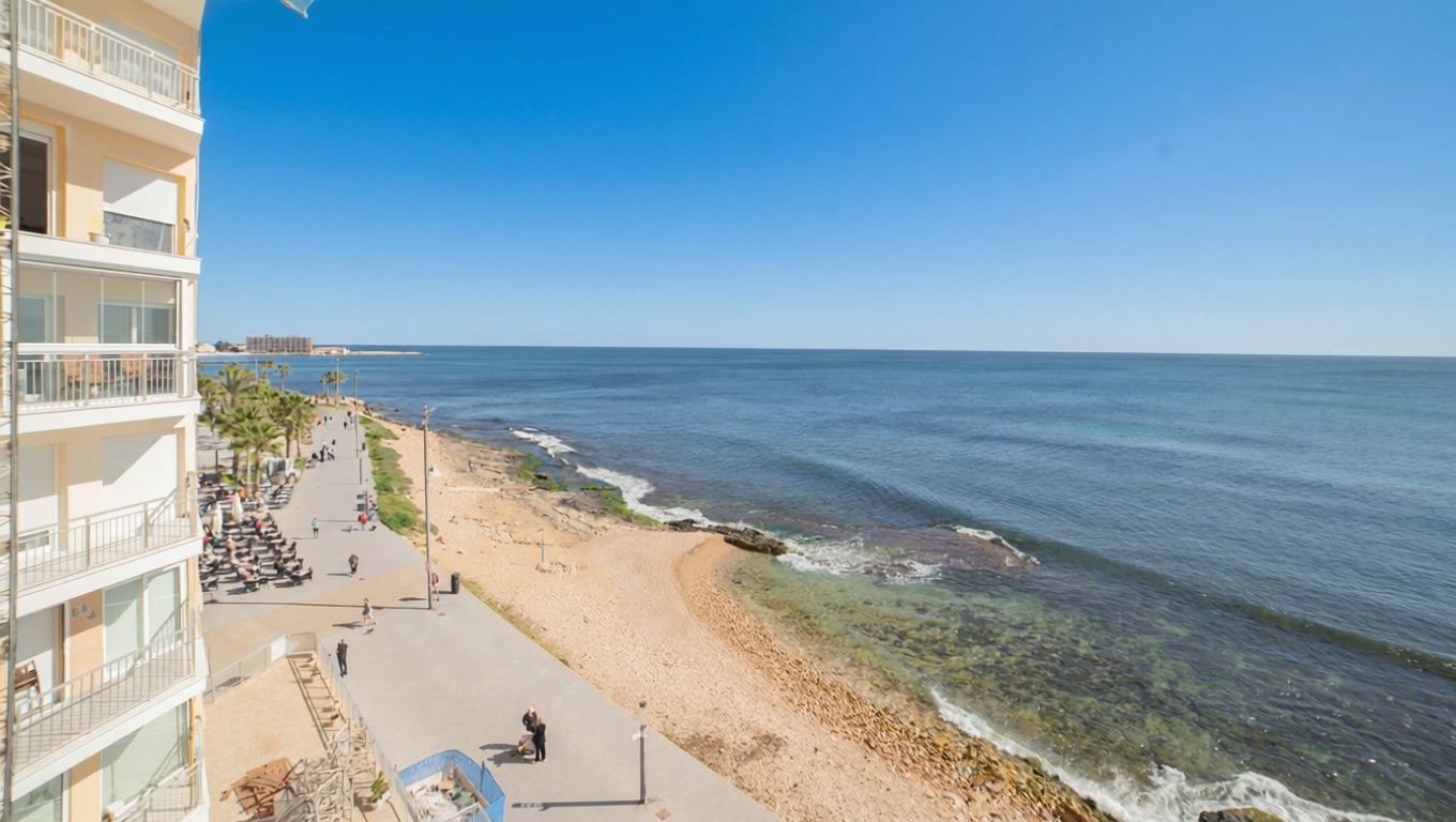 Beachfront flat in Torrevieja — Sea view
