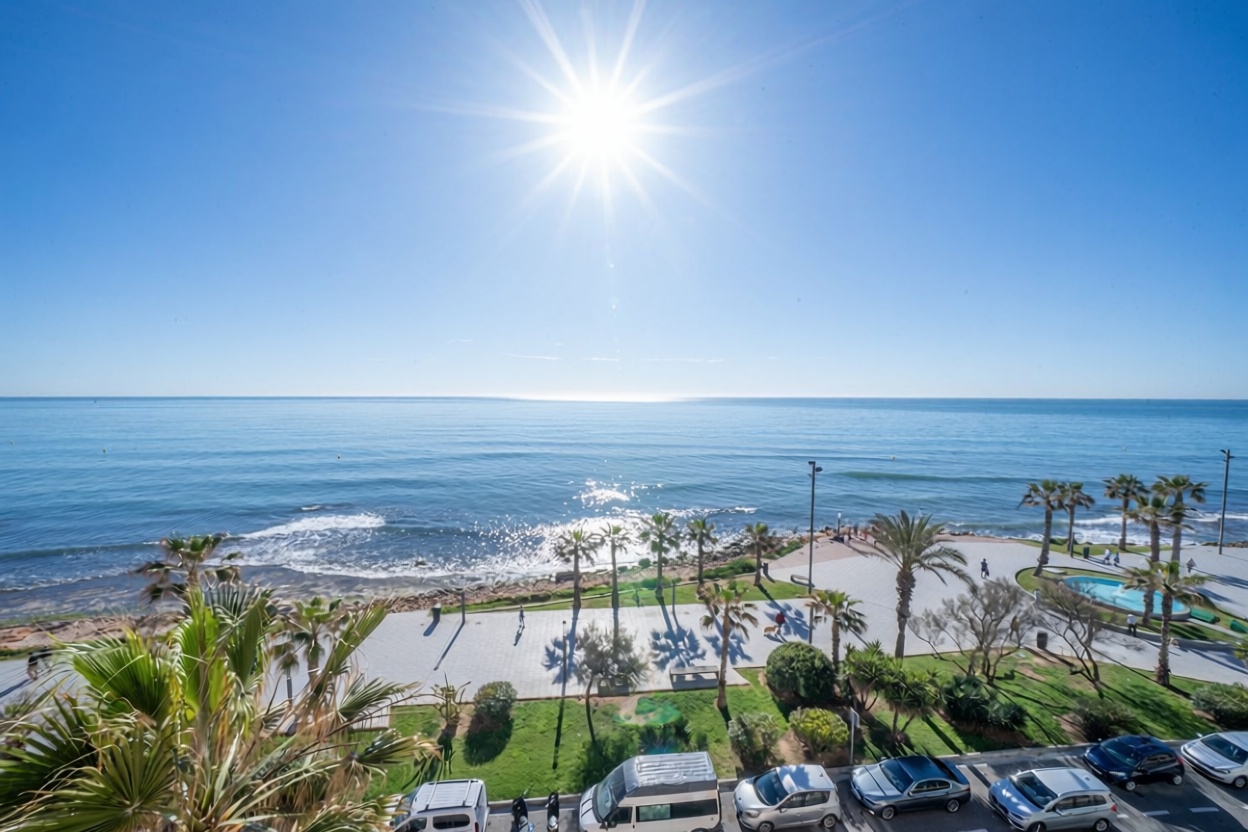 Piso en primera línea de playa en Torrevieja — Vista mar