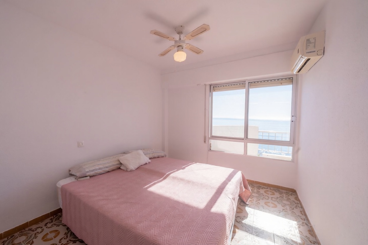 Piso en primera línea de playa en Torrevieja — Dormitorio