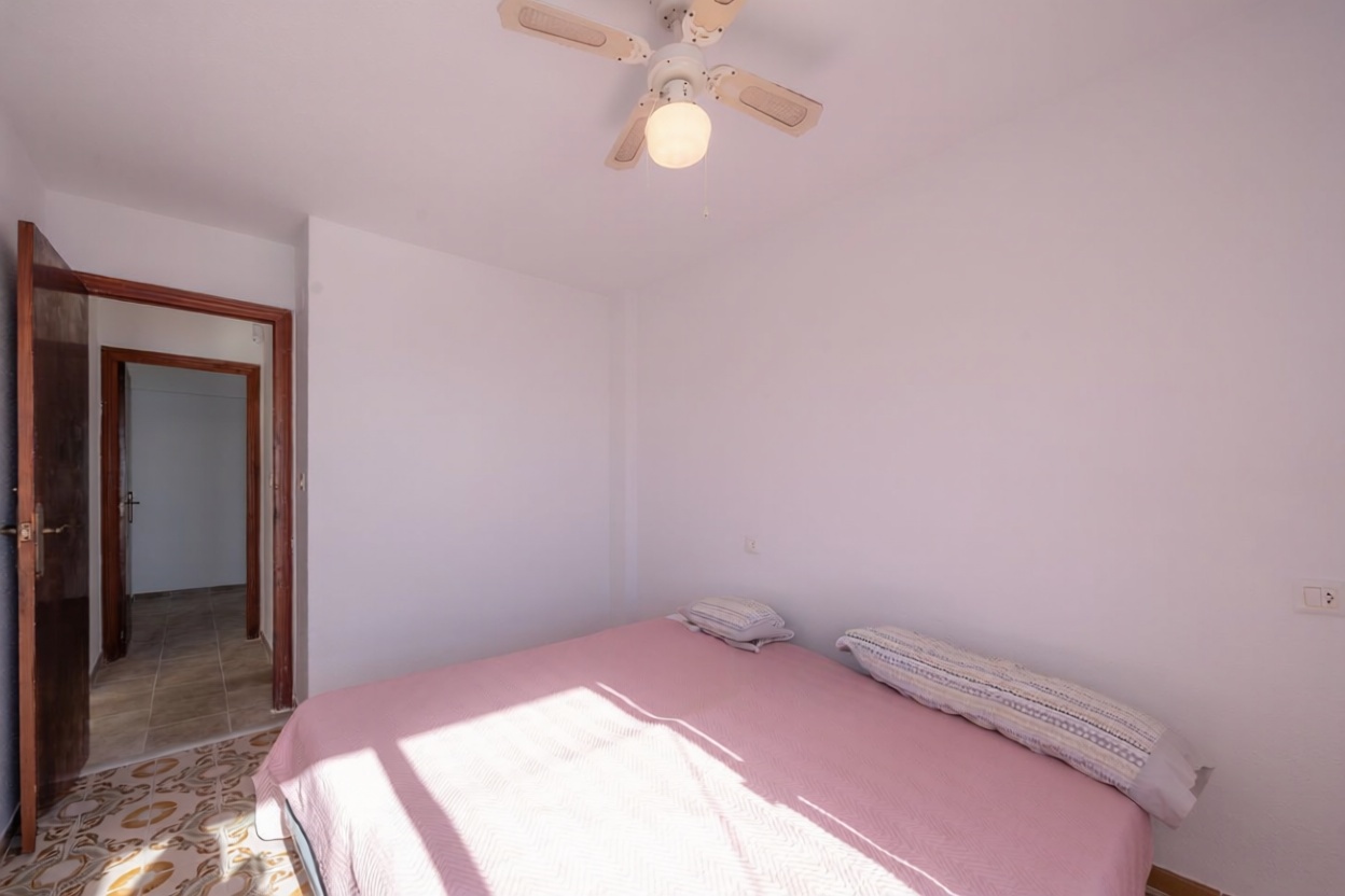 Piso en primera línea de playa en Torrevieja — Dormitorio