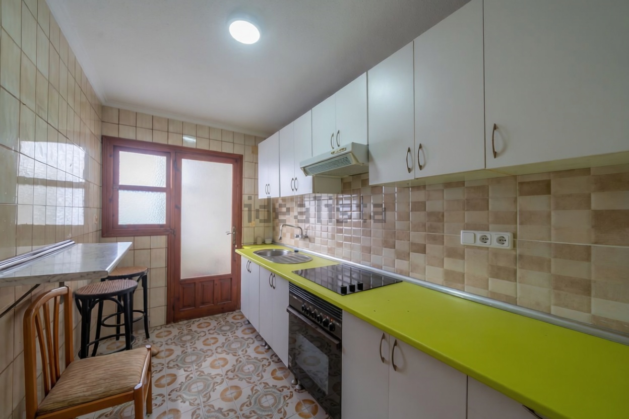 Piso en primera línea de playa en Torrevieja — Cocina