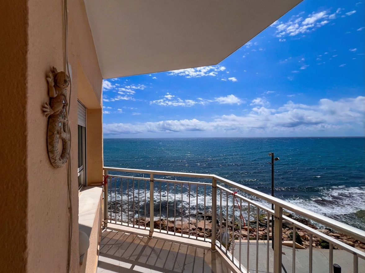 Piso en primera línea de playa en Torrevieja — Terraza mar