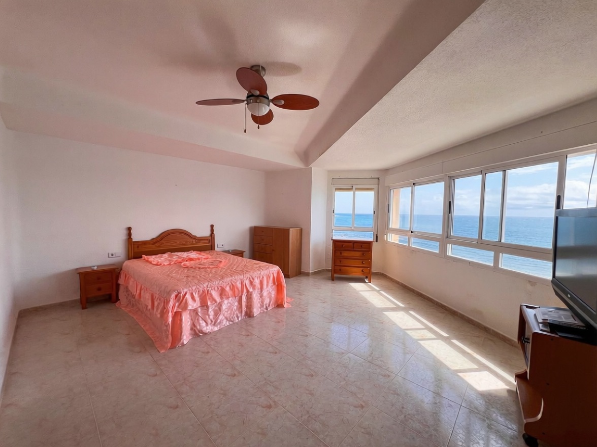 Piso en primera línea de playa en Torrevieja — Dormitorio
